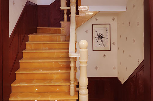 湖里中式别墅室内汉白玉石楼梯的定制安装装饰效果